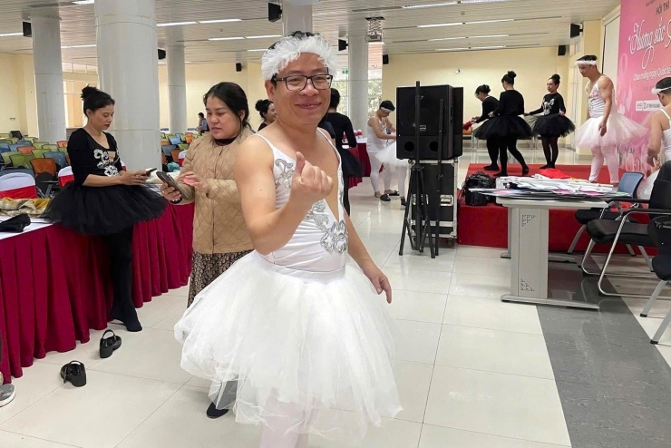 1741428439-thay-giao-mac-vay-1-61068-width1715height1143 Và đây là ảnh hậu trường...