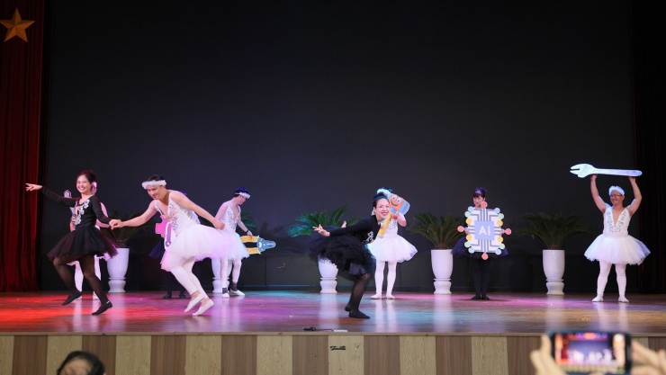 1741428439-thay-giao-mac-vay-10-61065-width1657height932 Các thầy giáo mặc váy múa thiên nga mừng ngày 8/3 gây sốt - 3