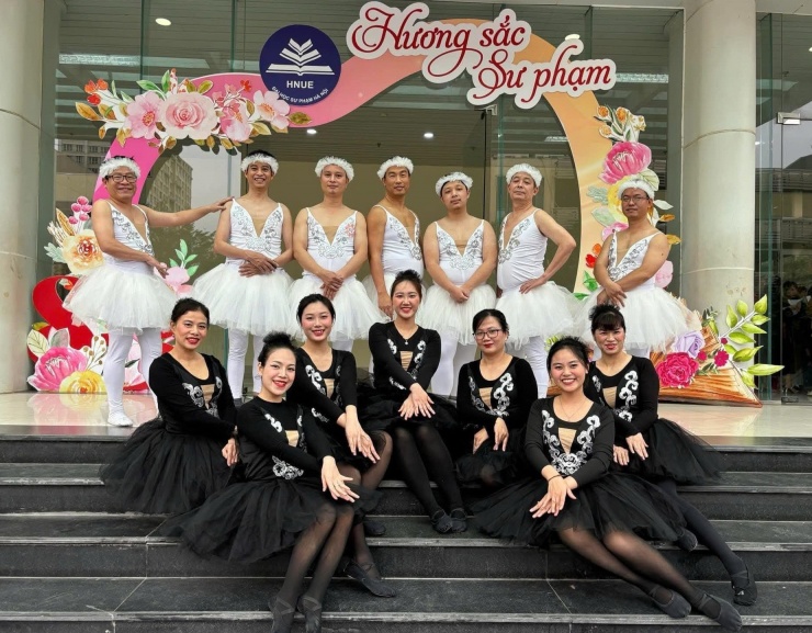 1741428439-thay-giao-mac-vay-4-61069-width1851height1443 Các thầy cô đã cùng nhau tạo nên một bầu không khí sôi động, tươi vui dịp 8/3.