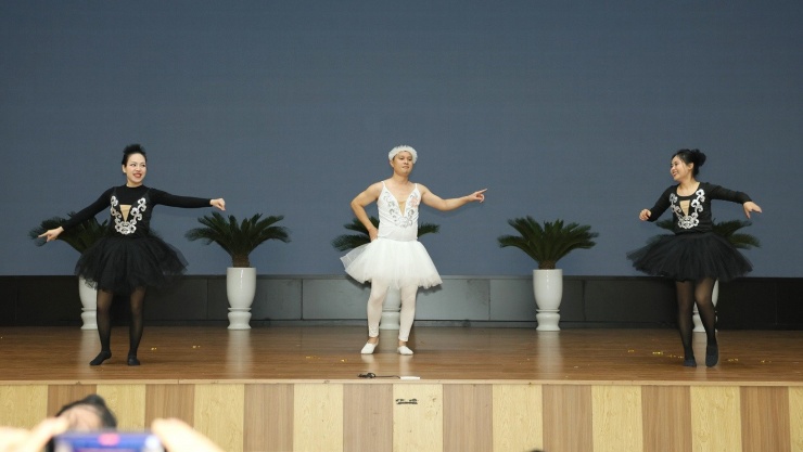 1741428439-thay-giao-mac-vay-8-61066-width1643height924 Các thầy giáo mặc váy múa thiên nga mừng ngày 8/3 gây sốt - 4