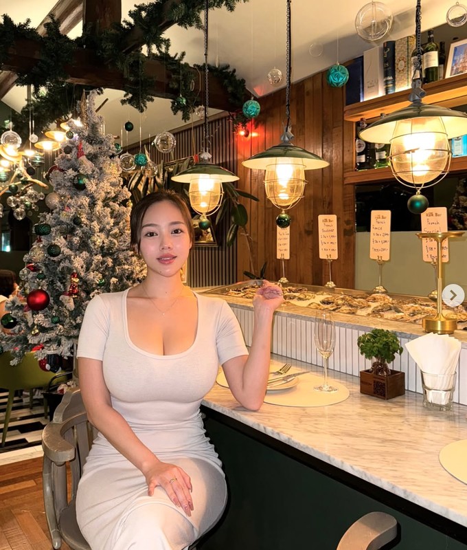 1741483584-blogger-ngoai-co-han-quoc-dot-mat-voi-bikini-be-xiu-hinh-3-width680height800 Blogger ngoại cỡ Hàn Quốc “đốt mắt” với bikini bé xíu - 3