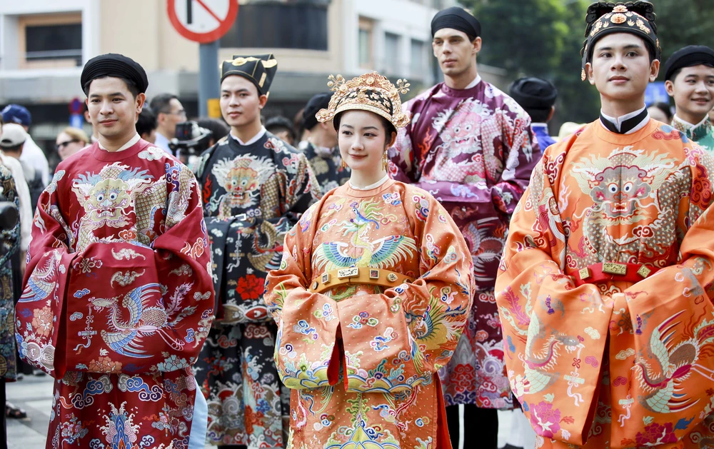 1741483852-nam-phuong-hoang-hau-1-7177-6360-widthheight Trần Thị Hồng Ân tham gia diễu hành cổ phục sáng ngày 8-3, tại TP.HCM. Ảnh: NGUYỆT NHI