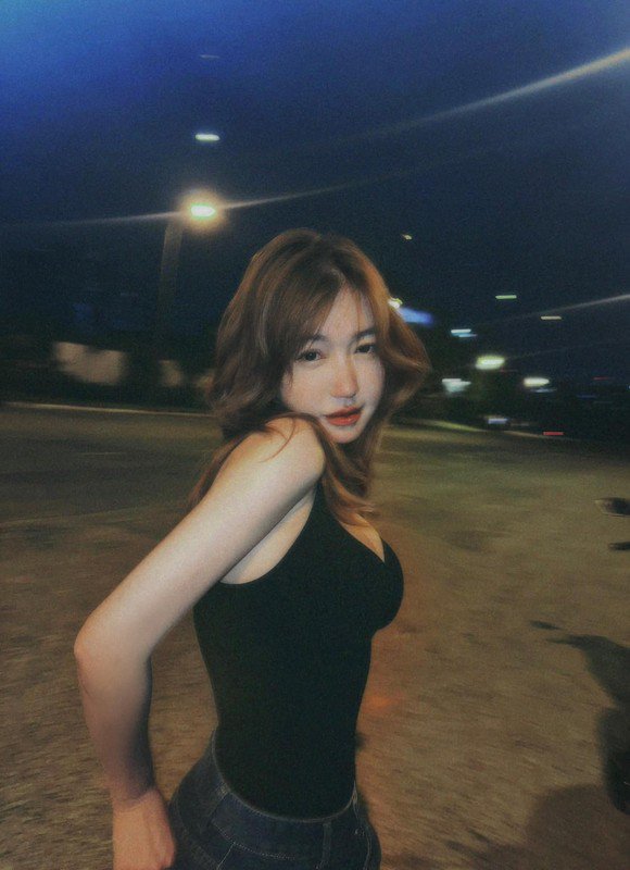 Cựu hot girl Elly Trần tái xuất với màn khoe body