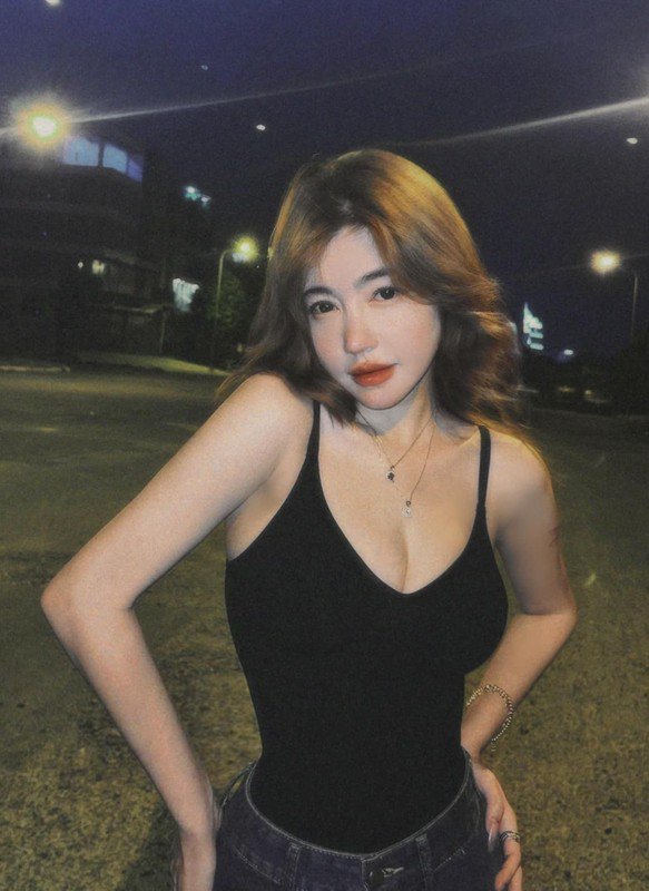 Cựu hot girl Elly Trần tái xuất với màn khoe body