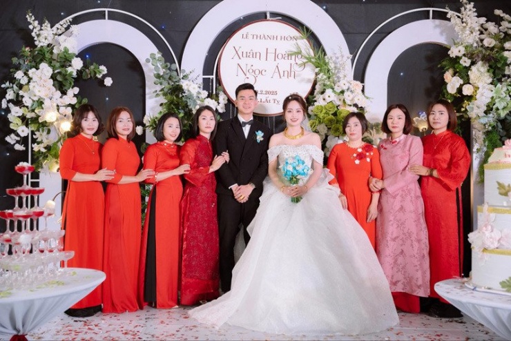 Vợ chồng Ánh chụp ảnh kỷ niệm cùng 7 người chị gái 