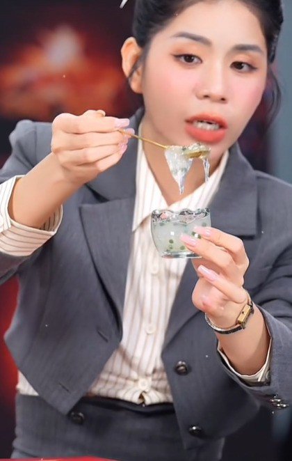 Hằng Du Mục trong phiên livestream giới thiệu yến chưng. 