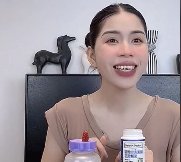  Hằng Du Mục livestream bán kẹo mắt lutein ester.