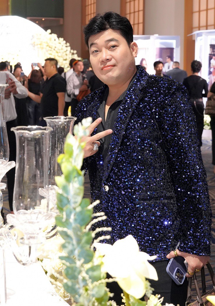 Ca sĩ có tài hát cả giọng nam và nữ Khánh Bình nổi bật với áo vest đính đá lấp lánh.