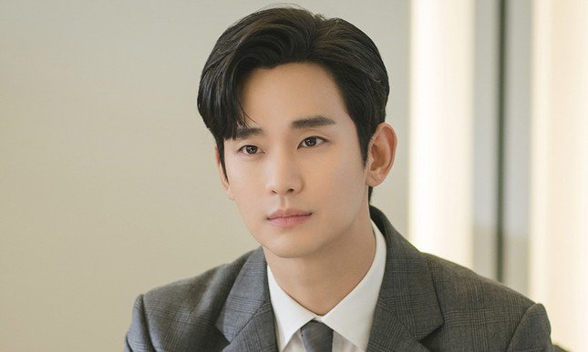 1741780561-kim-soo-hyun-23-7715-5920-width645height387 Kim Soo Hyun bị chỉ trích vì thường xuyên đùa giỡn với các nữ diễn viên vị thành niên.