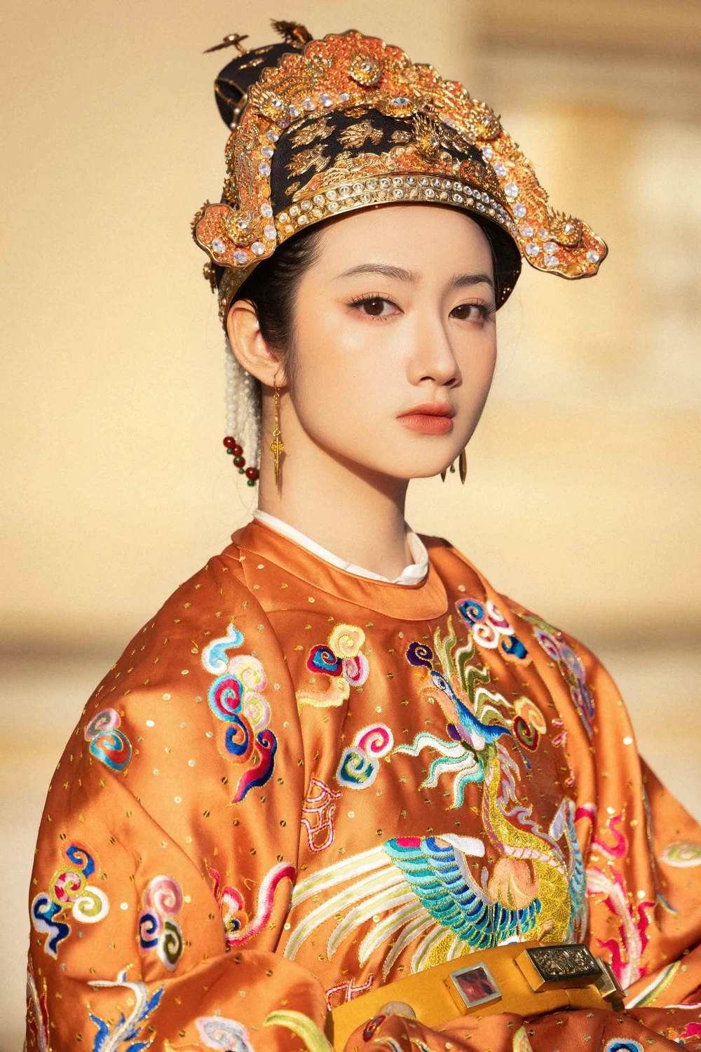 Hình ảnh của Trần Thị Hồng Ân diện cổ phục đã qua xử lý màu (trái) được mọi người nhận xét có nét giống với Nam Phương hoàng hậu. Ảnh: NVCC