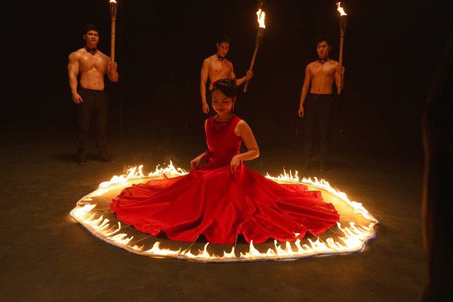 1741838186-pmc-2-343-3078-width660height440 Phương Mỹ Chi tự thực hiện cảnh múa lửa dù gặp sự cố