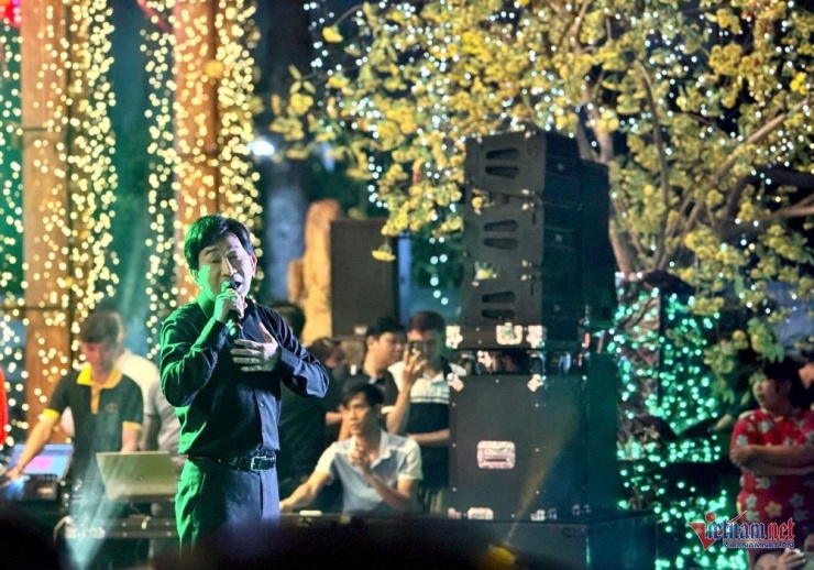 NSƯT Kim Tử Long hát tặng khán giả. 