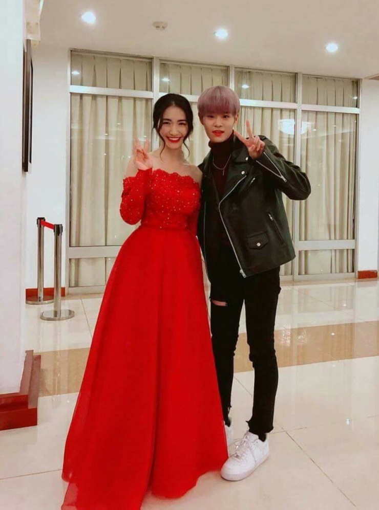 Những năm đầu sự nghiệp, Hòa Minzy hoạt động nghệ thuật năng nổ nhưng chưa bứt phá. Năm 2018, cô tuyên bố rút lui khỏi làng nhạc nếu không có bài hit. Sau đó, ca sĩ ra mắt MV Rời bỏ (Vũ Huy Hoàng). Tác phẩm đạt hiệu ứng tốt, giúp cô có niềm tin tiếp tục gắn bó nghề.