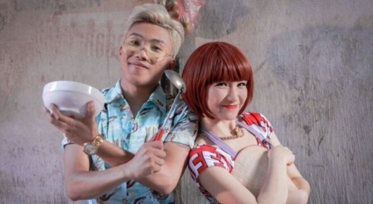 Hòa Minzy kết hợp rapper Mr.T trong ca khúc Ăn gì đây. Bài hát có giai điệu sôi động, nội dung quảng bá ẩm thực ba miền.