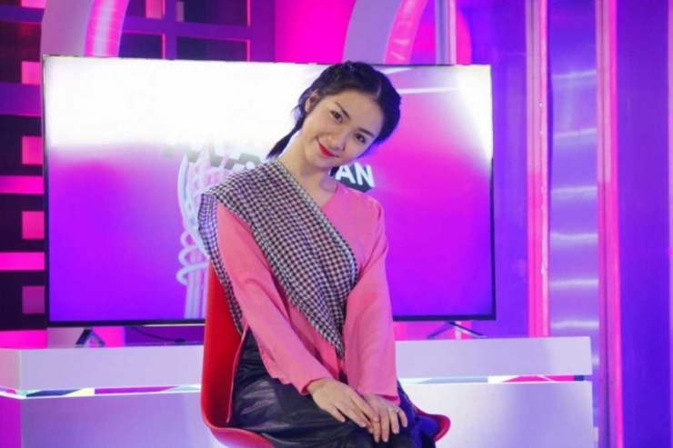 Tham gia chương trình Gương mặt thân quen năm 2016, Hòa Minzy có nhiều màn hóa thân gây chú ý. Nhạc sĩ Đức Huy từng nói vui rằng cô ''giống gấp 10 lần'' Mỹ Linh. Trong tiết mục Tàu anh qua núi, ca sĩ được ban giám khảo nhận xét giống nghệ sĩ Thanh Hoa từ giọng hát đến thần thái.