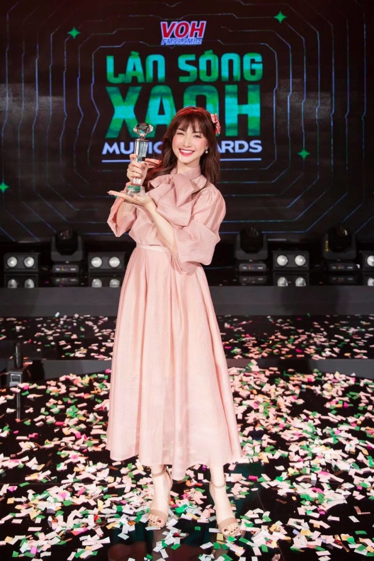 Phát hành sản phẩm Không thể cùng nhau suốt kiếp (Mr Siro) năm 2020 sau một năm vắng bóng, Hòa Minzy được đánh giá cao nhờ sự đầu tư, cốt truyện khai thác mối tình của vua Bảo Đại và Nam Phương hoàng hậu. Ca sĩ thắng giải MV của năm tại Làn Sóng Xanh cùng năm.