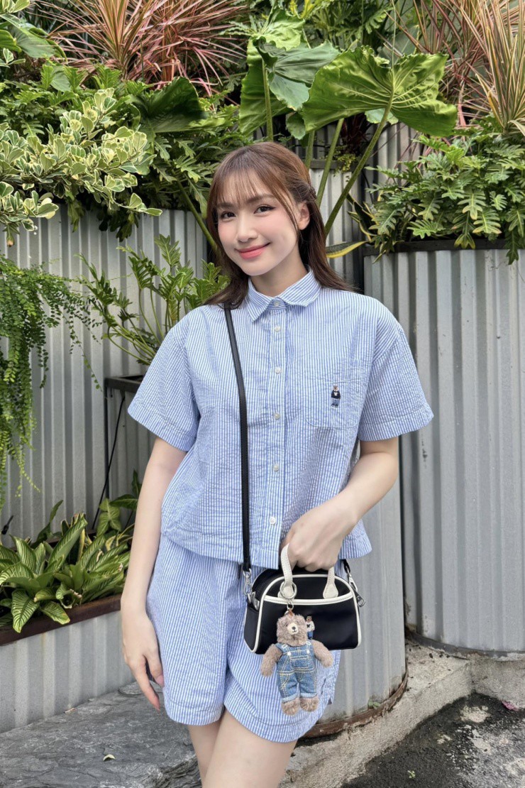 Ca sĩ được nhận xét trẻ trung ở tuổi 30 nhờ thường diện những trang phục năng động, kết hợp lối trang điểm tự nhiên.