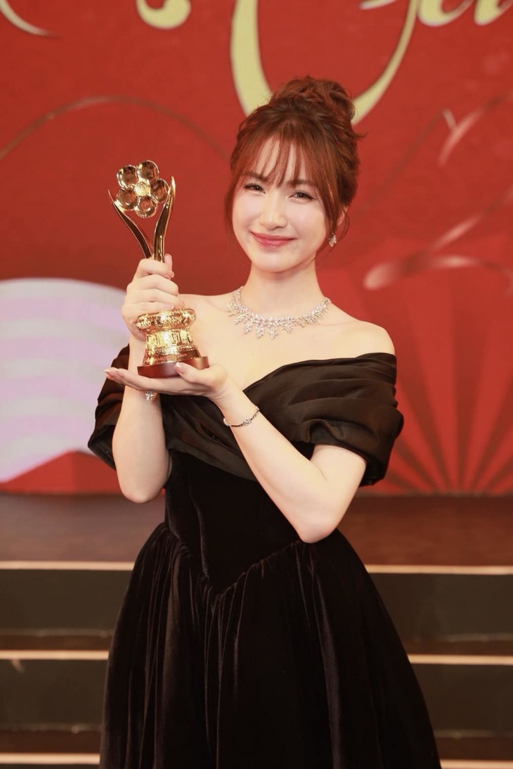 Hồi tháng 1/2024, Hòa Minzy lần đầu nhận giải Mai Vàng sau 10 năm ca hát, thắng hạng mục Nữ ca sĩ được yêu thích nhất. Cũng trong năm, cô được vinh danh Nữ ca sĩ của năm với MV Thị Mầu tại giải Cống hiến.