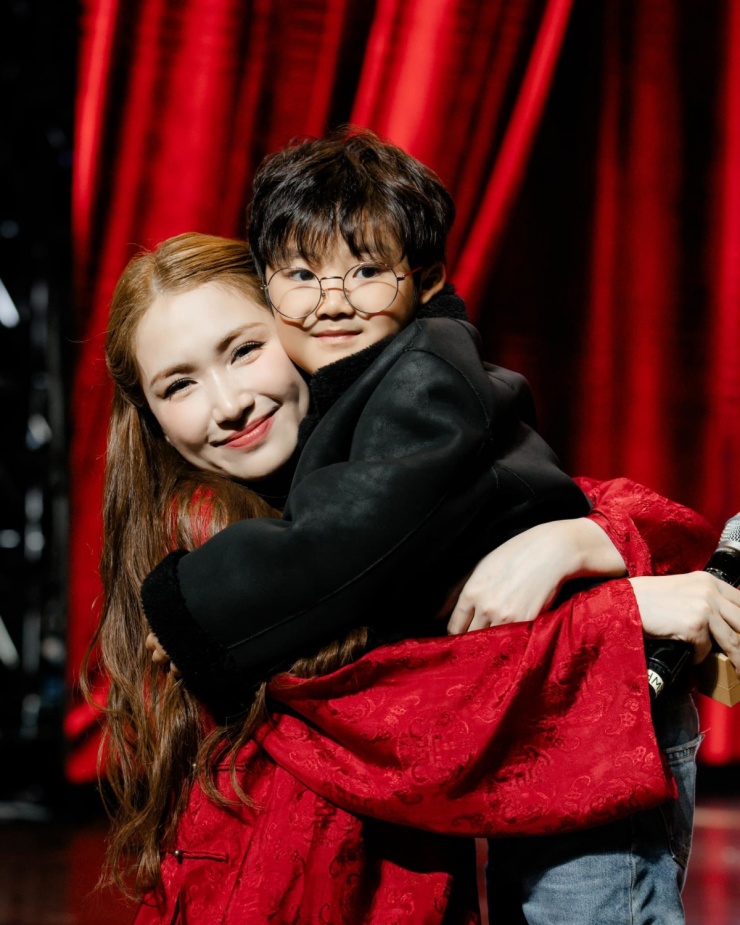 Năm 2022, Hòa Minzy chia tay bạn trai doanh nhân sau 5 năm gắn bó. Con trai chung của hai người - Nguyễn Minh Thiên Ân (tên thân mật là Bo), sáu tuổi - hiện sống cùng ca sĩ.