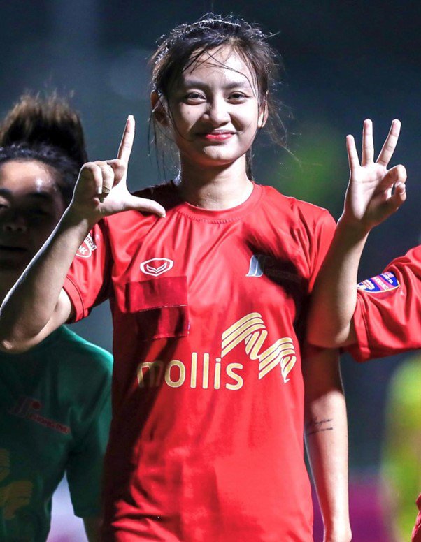 Nữ cầu thủ khiến dân tình xôn xao khi xuất hiện ở U19 nữ quốc gia - 2