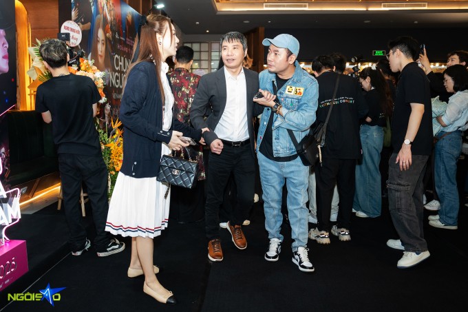 Chưa thể tự đi lại nên Công Lý được người quản lý và vợ dìu lên thảm đỏ. Anh được nhiều bạn bè, đồng nghiệp có mặt tại buổi họp báo nhận xét trông phong độ, khỏe mạnh hơn rất nhiều so với khi mới bị bệnh.