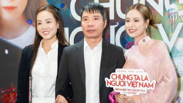 NSND Công Lý được dìu đến chúc mừng Hoàng Thùy Linh 1741954518 216 thumbnail width1200height628jpg