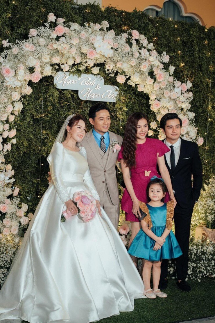 Vân Trang khóc khi dâng cơm đặt lên bàn thờ Quý Bình, đăng tâm thư: