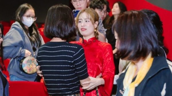 Hoàng Thùy Linh hạnh phúc trong vòng tay khán giả 1742200701 982 thumbnail width740height495 anh cat 3 2 auto cropjpg