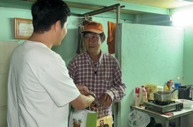 1742260626-851-6408-269-2021-5863-9051-width680height448 Bạn bè thăm Sỹ Ben trong căn nhà trọ của anh.