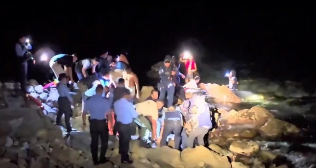 1742432634-2025-03-18tz-4637-rc2ffdajxm1d-rtrmadp-3-honduras-crash-9548-1134-widthheight Hiện trường toàn đá khiến công tác cứu hộ bị cản trở. Ảnh: AFP.