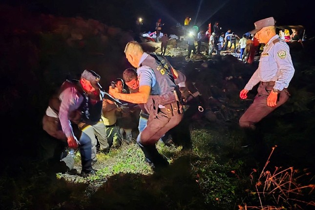 1742432634-may-bay-roi-ngoai-khoi-honduras-4867-4402-width645height430 Hiện trường vụ tai nạn.