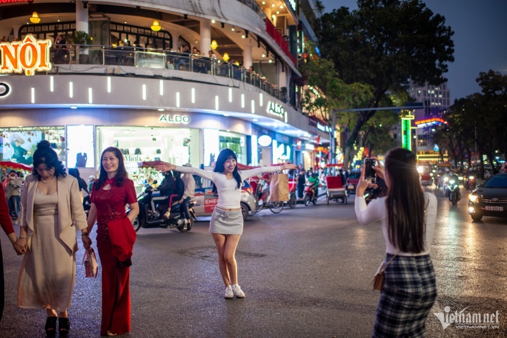 Dòng người liên tục đổ về check-in chia tay 'Hàm cá mập' - 3