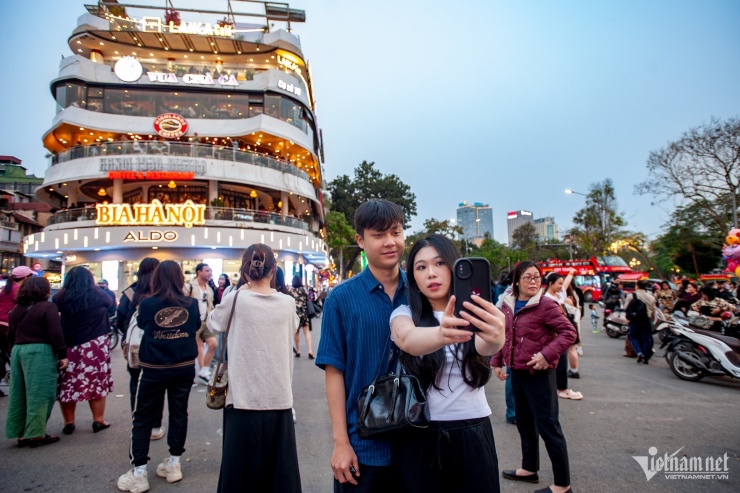 Dòng người liên tục đổ về check-in chia tay 'Hàm cá mập' - 4