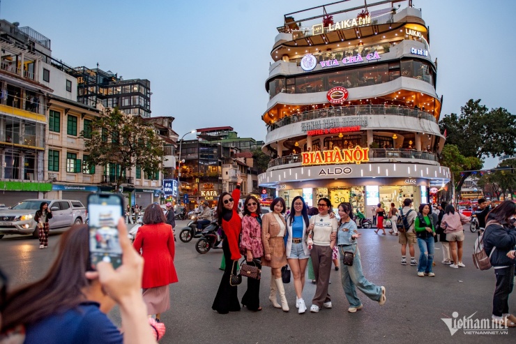 Dòng người liên tục đổ về check-in chia tay 'Hàm cá mập' - 2