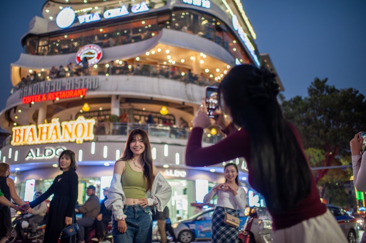 Dòng người liên tục đổ về check-in chia tay 'Hàm cá mập' - 5