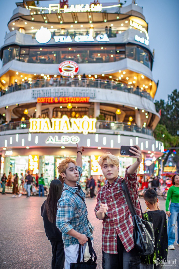 Dòng người liên tục đổ về check-in chia tay 'Hàm cá mập' - 6