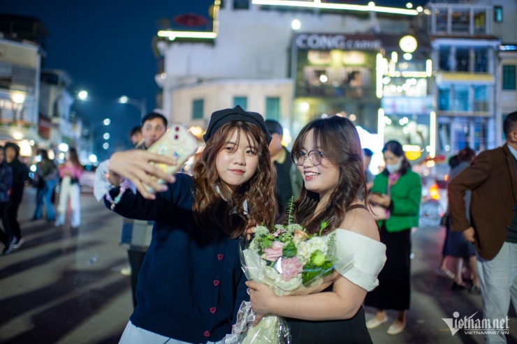 Dòng người liên tục đổ về check-in chia tay 'Hàm cá mập' - 7