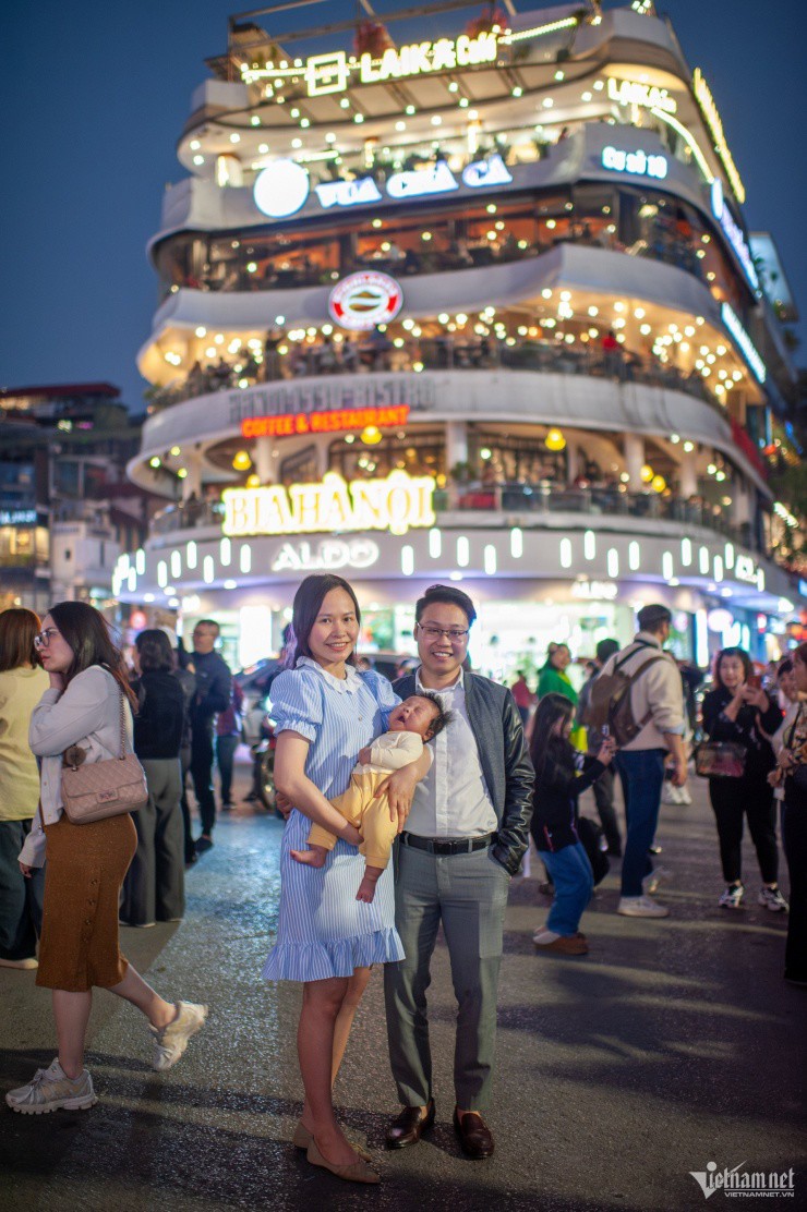 Dòng người liên tục đổ về check-in chia tay 'Hàm cá mập' - 9
