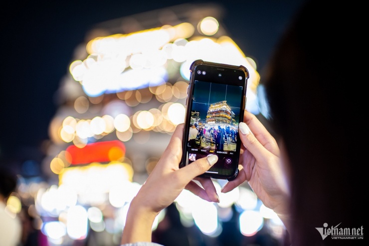 Dòng người liên tục đổ về check-in chia tay 'Hàm cá mập' - 10