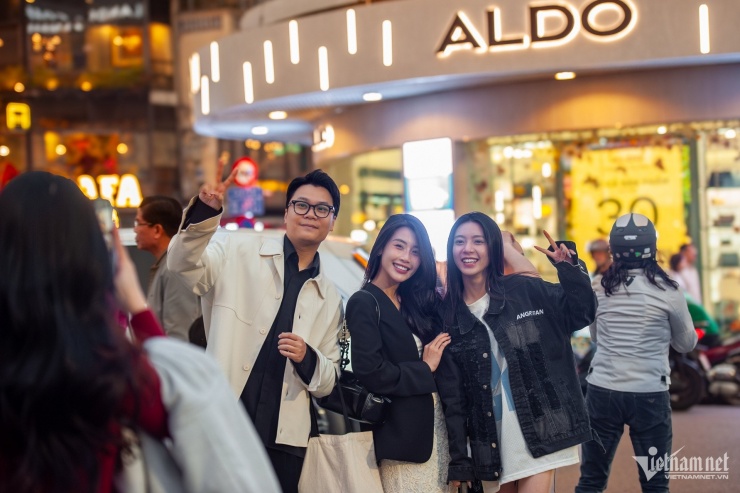 Dòng người liên tục đổ về check-in chia tay 'Hàm cá mập' - 8