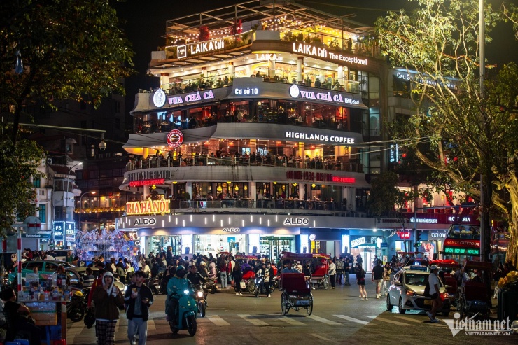 Dòng người liên tục đổ về check-in chia tay 'Hàm cá mập' - 11