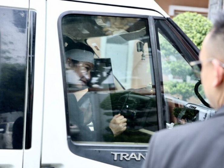 Bà xã Quý Bình ốm đi thấy rõ khiến khán giả thương xót, mặt còn sưng húp vẫn lo cúng kiếng chu toàn cho chồng - 6