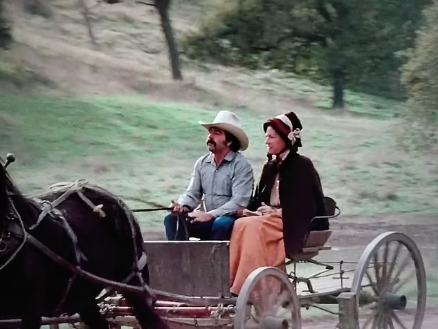 Jack Lilley (trái) và diễn viên Karen Grassle (vai mẹ Laura Ingalls) trong phim 'Ngôi nhà nhỏ trên thảo nguyên'.