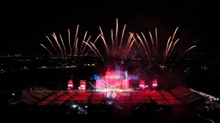 Chương trình ghi điểm ở phần âm thanh, ánh sáng. Êkíp đầu tư đạo cụ như xe mô hình, các màn pháo hoa, pháo giấy, khói sáng. Sân khấu thiết kế hình chữ T, giúp nghệ sĩ di chuyển, tương tác với khán giả. Điểm nhấn của show còn là phần kết hợp âm nhạc với trang phục. Ban tổ chức chọn chủ đề Next-Gen Icons thể hiện tinh thần năng động, sáng tạo của thế hệ mới. Một số thiết kế lấy cảm hứng từ áo dài, khăn rằn, mấn, xử lý trên chất liệu lụa, voan, vải đũi, hay họa tiết thổ cẩm, tạo sự phá cách cho dàn