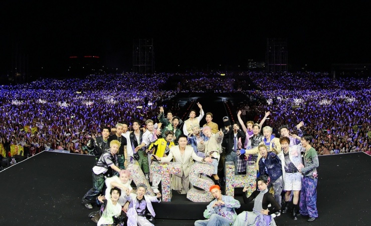 Các ca sĩ chụp ảnh cùng thùng hạc giấy - món quà fan trong và ngoài nước gửi về thông qua một hoạt động, tạo nên