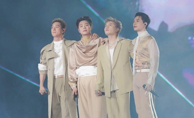 Một số màn tạo sự lắng đọng với người xem. Trong Bao lời con chưa nói, ban tổ chức lựa chọn 200 trăm bức ảnh của khán giả bên gia đình, phát đồng thời trên màn hình lớn khi các ca sĩ trình diễn. Song Luân, Dương Domic, Anh Tú