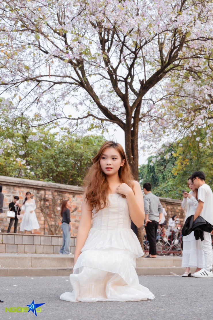 'Nàng thơ' đổ xô về con đường hoa ban chụp ảnh ở Hà Nội - 11