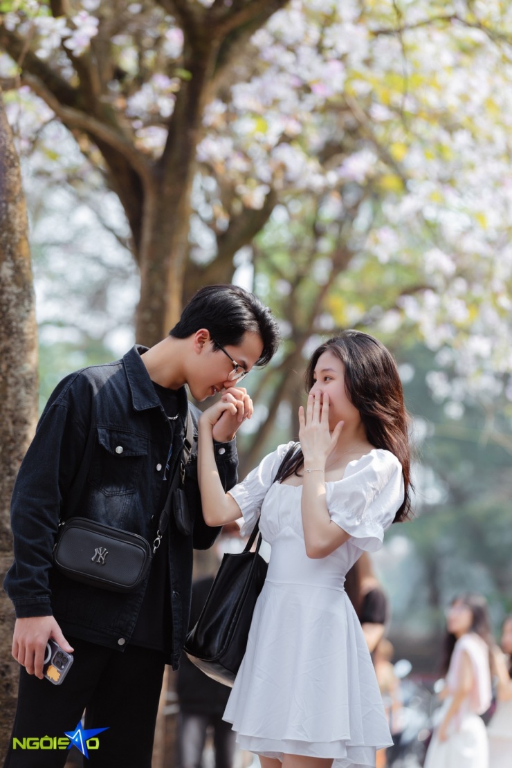 'Nàng thơ' đổ xô về con đường hoa ban chụp ảnh ở Hà Nội - 12