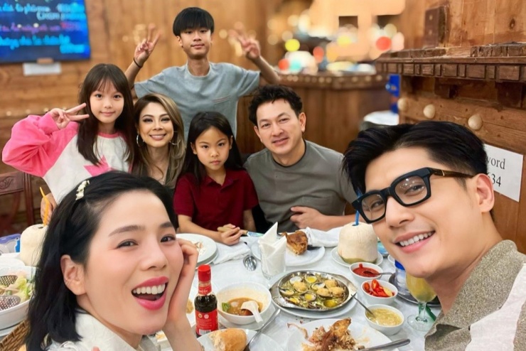 Lệ Quyên, Lâm Bảo Châu gặp gỡ gia đình Thanh Thảo khi 'búp bê' về Việt Nam chơi.