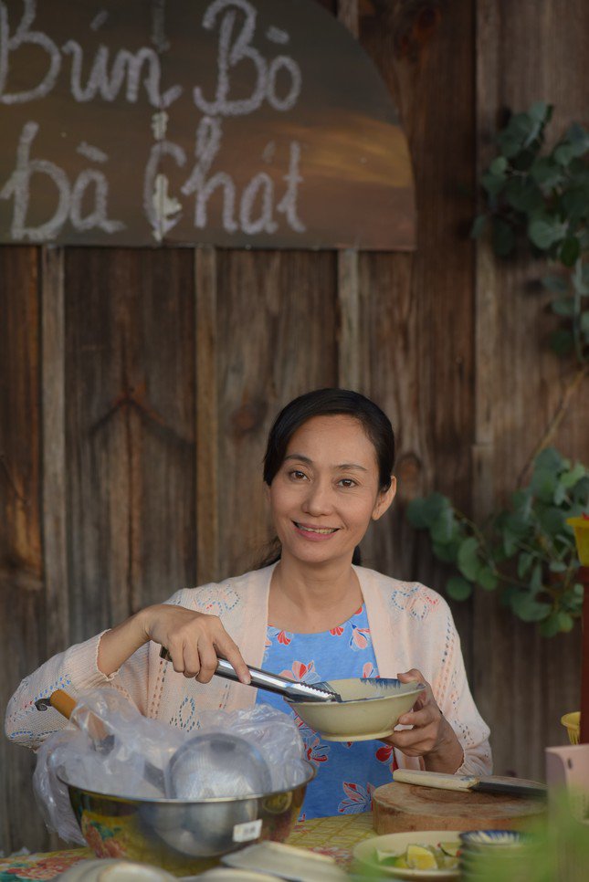 NSƯT Hạnh Thúy kiệt sức, bất tỉnh khi quay phim trong thời tiết 14 độ C, khiến đàn em quá nể phục vì sự lăn xả - 2